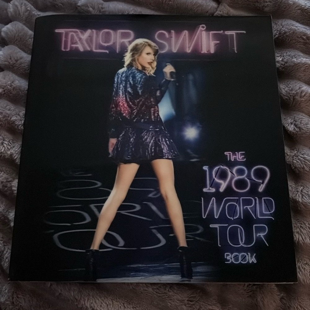 Taylor Swift 1989 World Tour Book